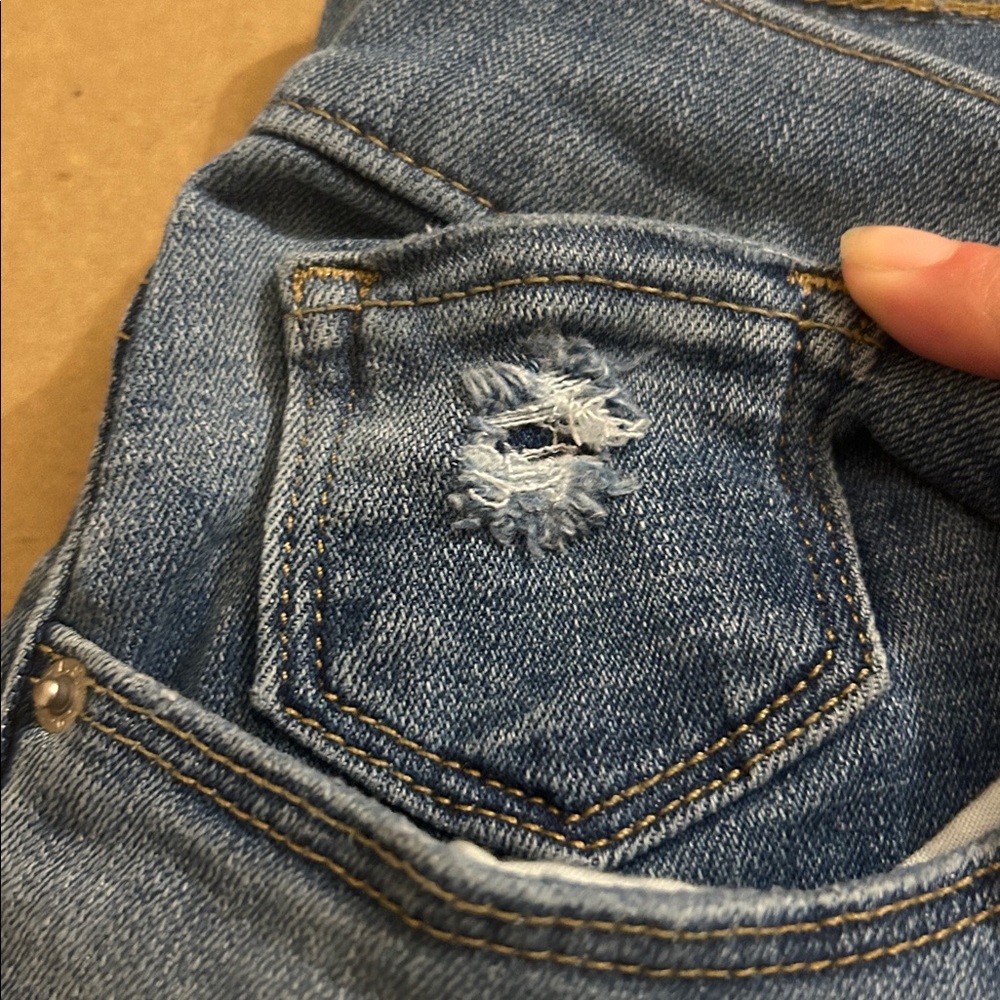 Levi’s Bermuda Shorts - Picture 7 of 14